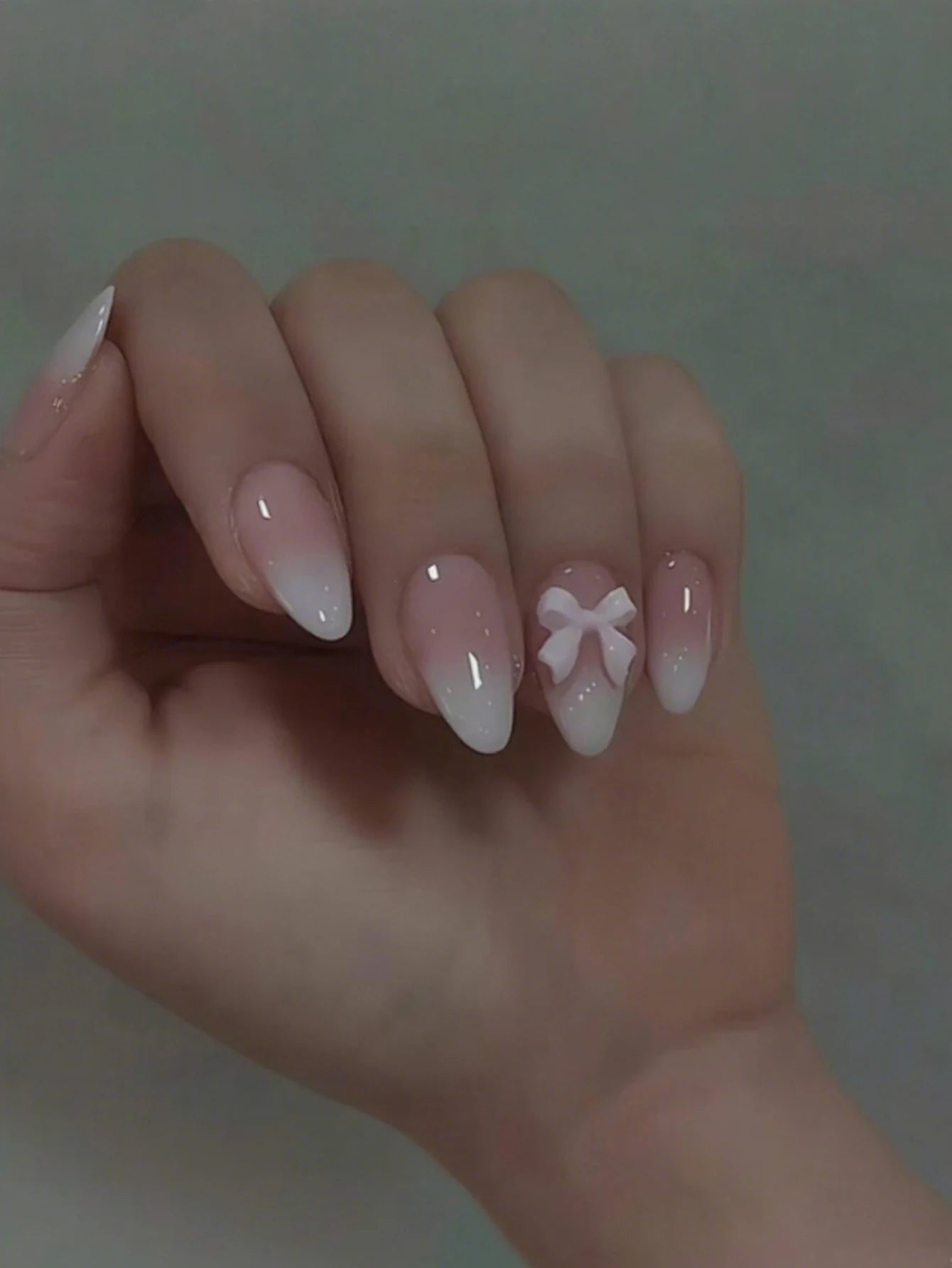24 piezas de uñas postizas almendradas de tamaño mediano con diseños de lazo rosa, uñas acrílicas brillantes para pegar, ideales para mujeres y niñas.