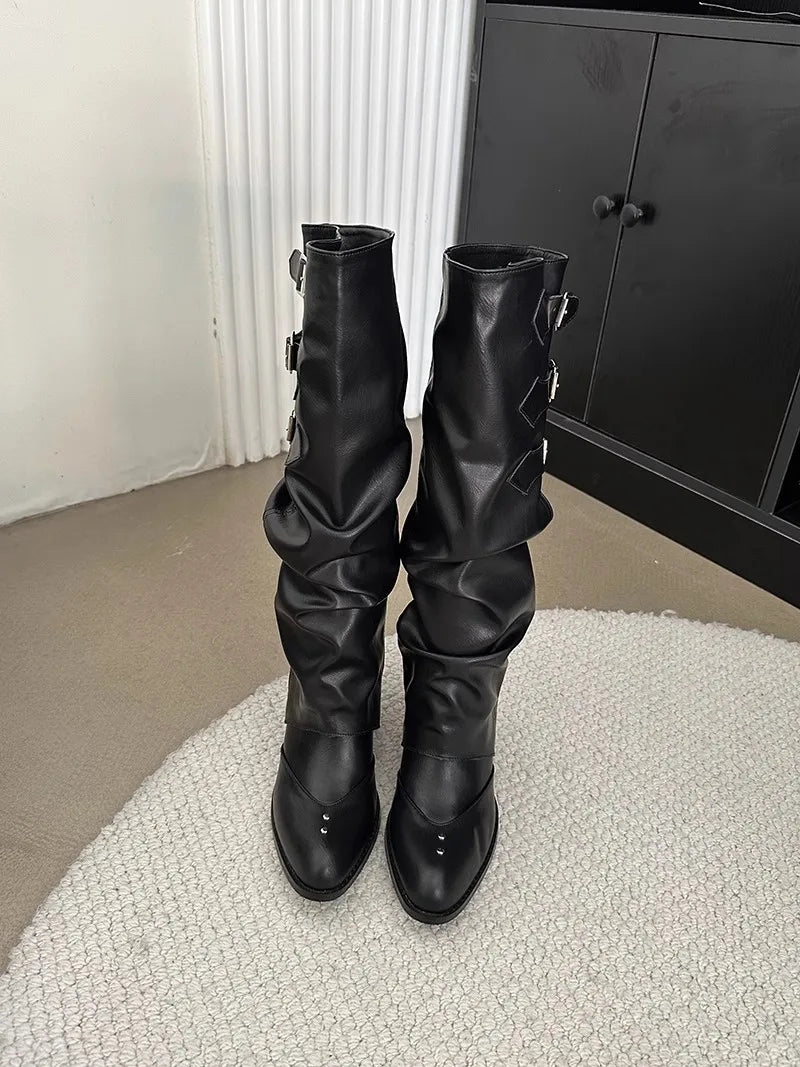 Botas altas negras para mujer, estilo gótico Y2K y punk "Wasteland", con remaches y estética vintage tipo motero y western.