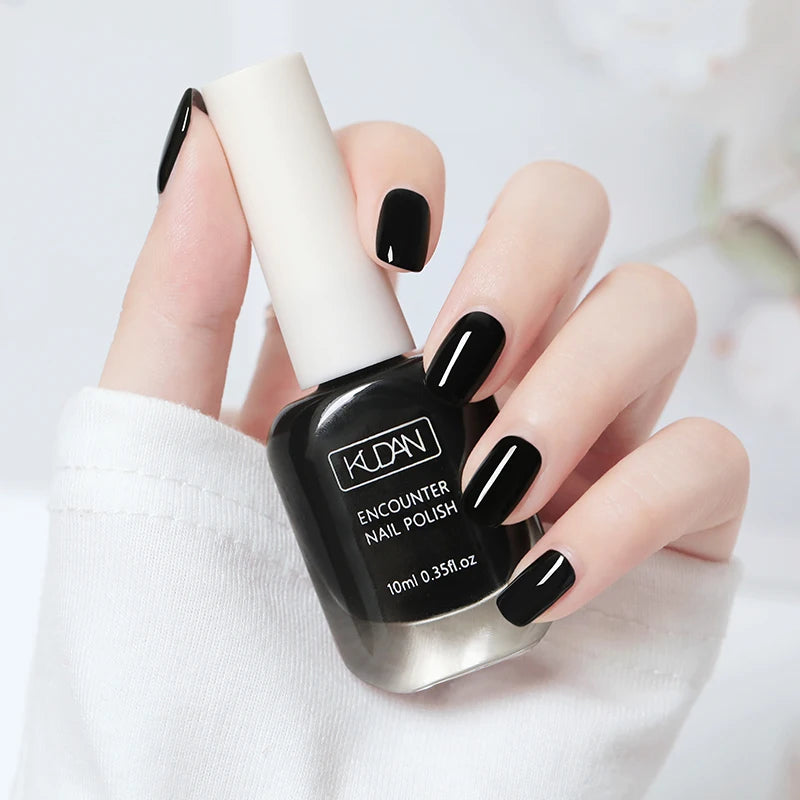 Esmalte de uñas de 10 ml a base de agua, de secado rápido y larga duración; fórmula saludable con efecto iluminador; no requiere lámpara de secado.