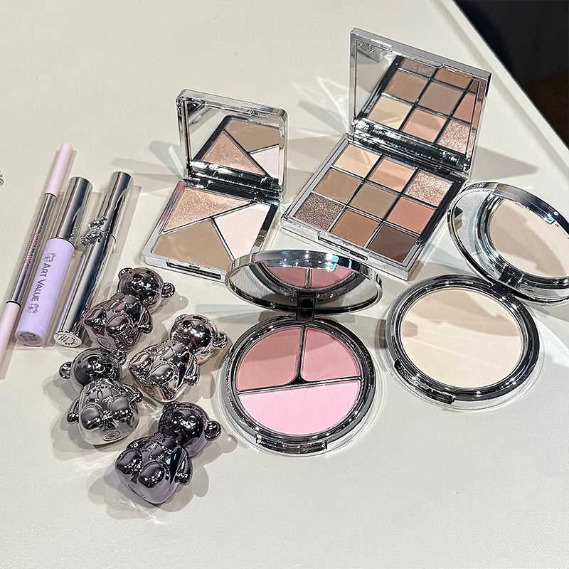 Los sets de maquillaje facial ART VALUE incluyen: 4 labiales tipo "lip mud", 1 lápiz de cejas, 1 máscara de pestañas, 1 gel con color para cejas, 1 polvo compacto, 1 colorete, 1 producto para contorno y 1 sombra de ojos.