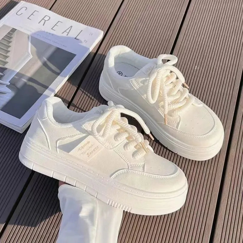 Nuevos zapatos planos de cuero para mujer: calzado casual de moda otoñal, transpirable, vulcanizado, estilo deportivo blanco con cordones y suela gruesa.