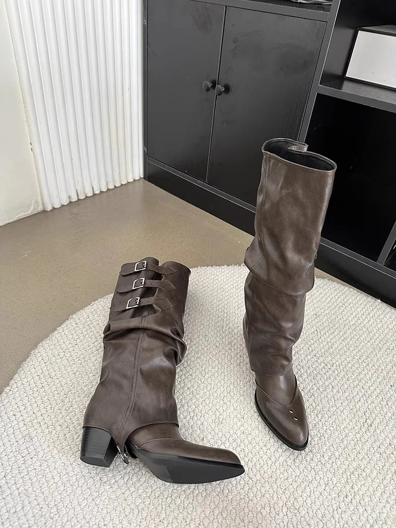 Botas altas negras para mujer, estilo gótico Y2K y punk "Wasteland", con remaches y estética vintage tipo motero y western.